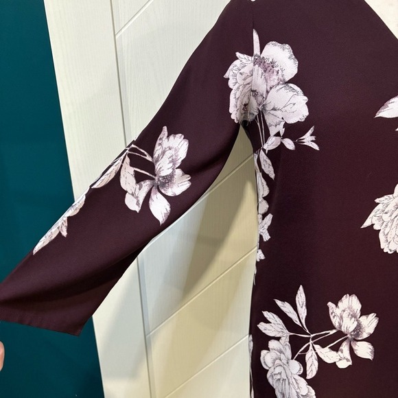 Dynamite Floral Shift Dress Burgundy V-Neck | modern feminine chic medium - Picture 3 of 7